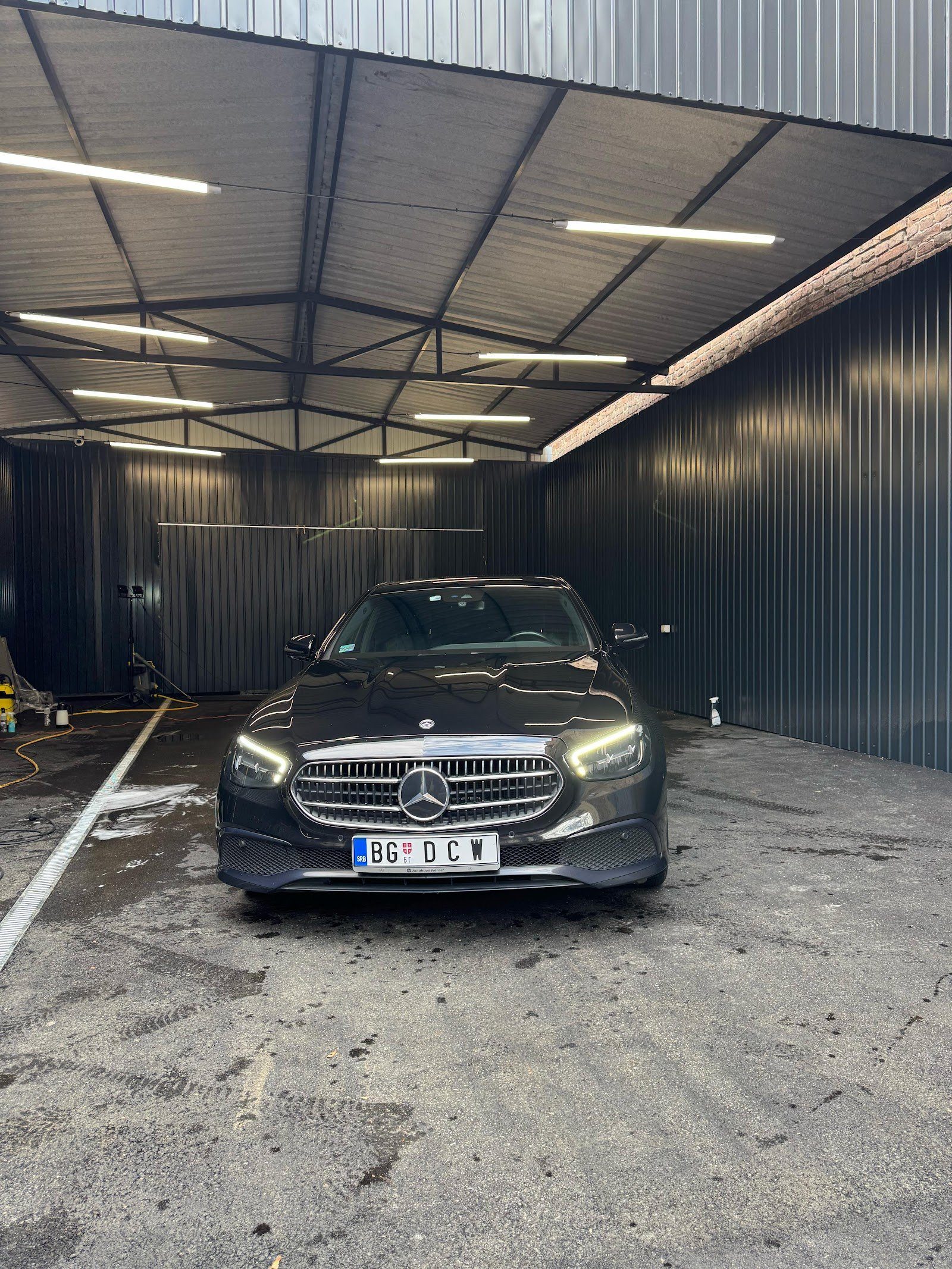 Mercedes sa tablicom BG DCW u perionici DCW